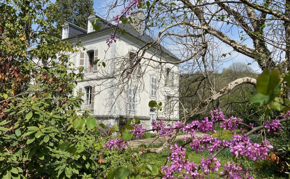 Belle Demeure de l'Epoque Empire au Coeur de la Vallée avec Superbes Vues des Montagnes